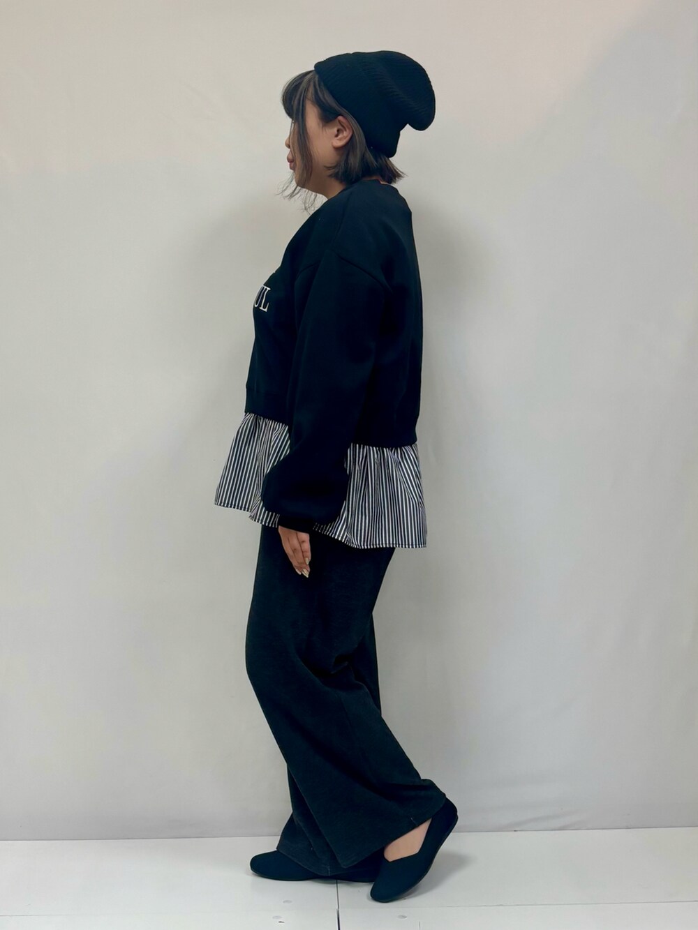 グレー系のその他パンツ、ブラック系のパンプス、ブラック系のスウェットを着用したレディースの冬コーディネートの2枚目の写真
