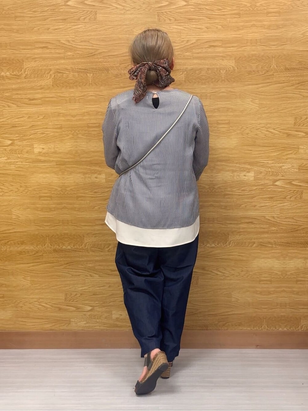 ブルー系のTシャツ/カットソー、ブルー系のその他パンツ、その他のサンダルを着用したレディースの春コーディネートの3枚目の写真