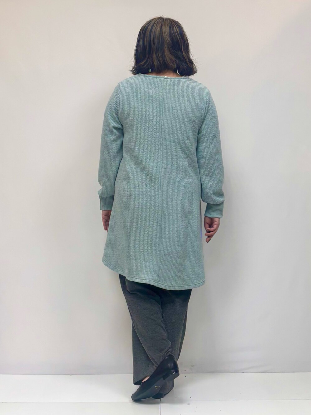 グリーン系のチュニック、グレー系のその他パンツを着用したレディースの春コーディネートの3枚目の写真