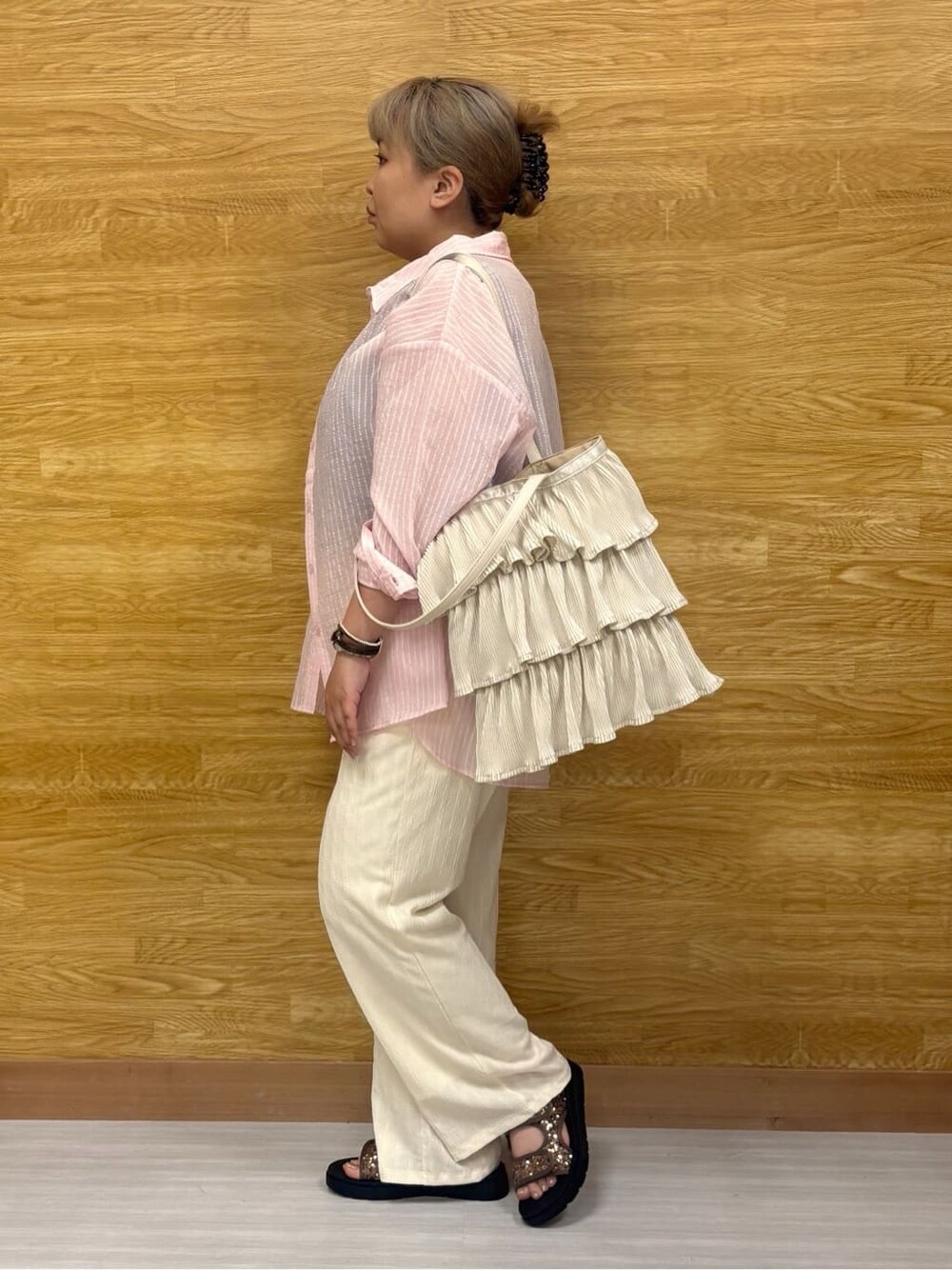 ピンク系のシャツ/ブラウス、ホワイト系のその他パンツ、その他のサンダルを着用したレディースの春コーディネートの2枚目の写真