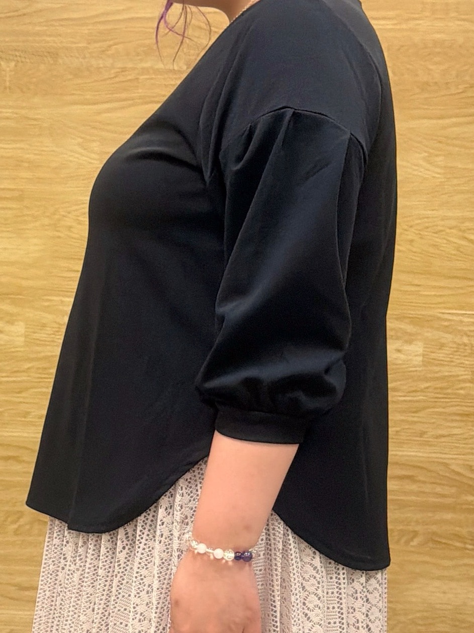 ベージュ系のスカート、ブラック系のパンプス、レッド系のショルダーバッグを着用したレディースの夏コーディネートの4枚目の写真