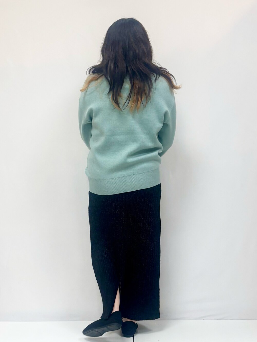 「プチプラ、みどり、グリーン、グリーンコーデ、きみどり、ニット、ニットコーデ、ニットスカート」｜「SHOO・LA・RUEの【洗える/S-LL/ちくちくしにくい/静電気軽減】スウェットライク ロゴニット（ニット/セーター、グリーン系）」を使った、ぁむさん（レディース・151cm）の冬コーディネートの3枚目の写真