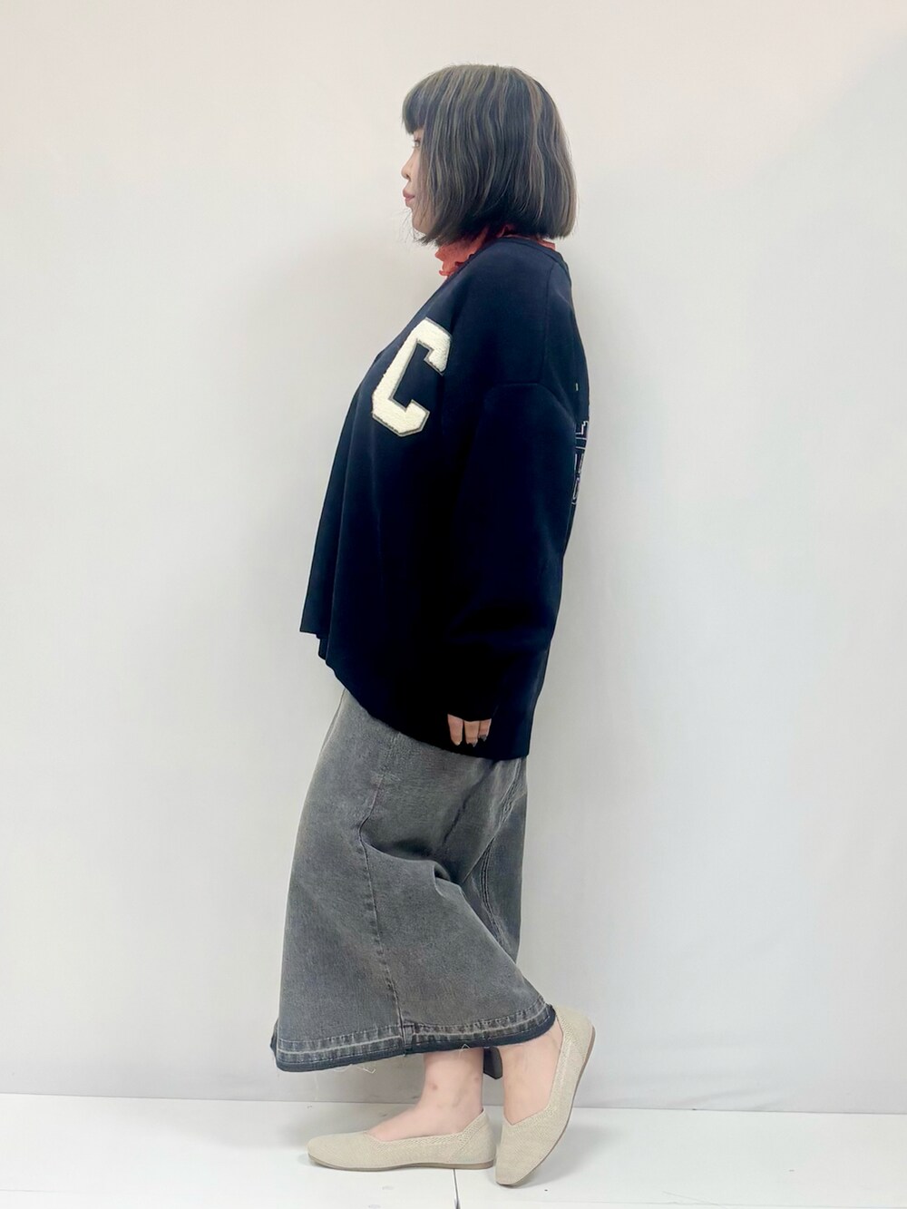 ブルー系のデニムスカート、ブルー系のカーディガン/ボレロ、ピンク系のTシャツ/カットソーを着用したレディースの冬コーディネートの2枚目の写真