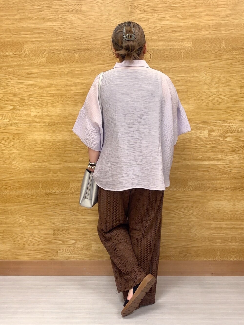 ベージュ系のその他パンツ、パープル系のシャツ/ブラウスを着用したレディースの夏コーディネートの2枚目の写真