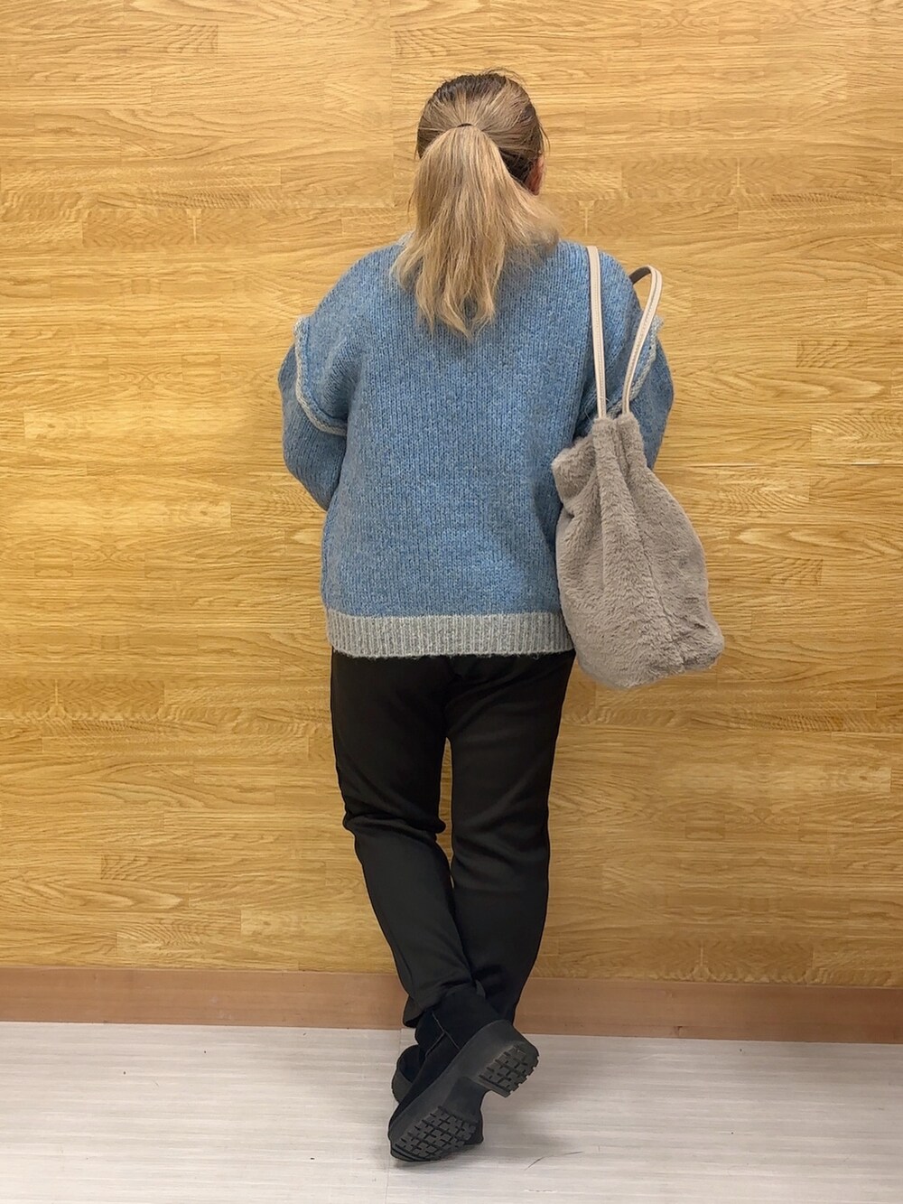 ブラック系のその他パンツ、ブルー系のニット/セーターを着用したレディースの冬コーディネートの2枚目の写真