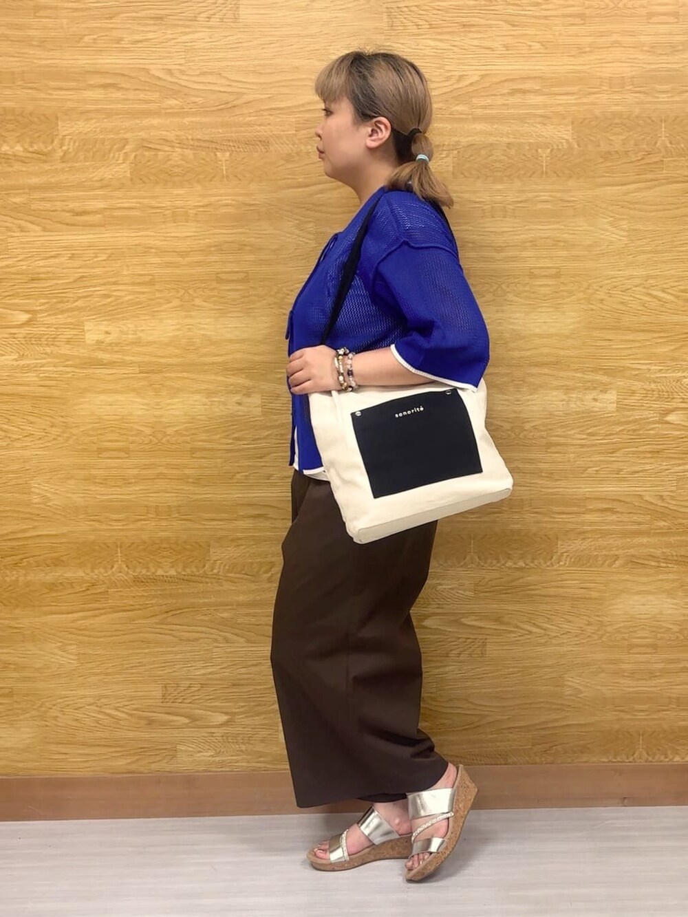 ブルー系のその他トップス、ブラウン系のその他パンツ、シルバー系のサンダルを着用したレディースの夏コーディネートの2枚目の写真