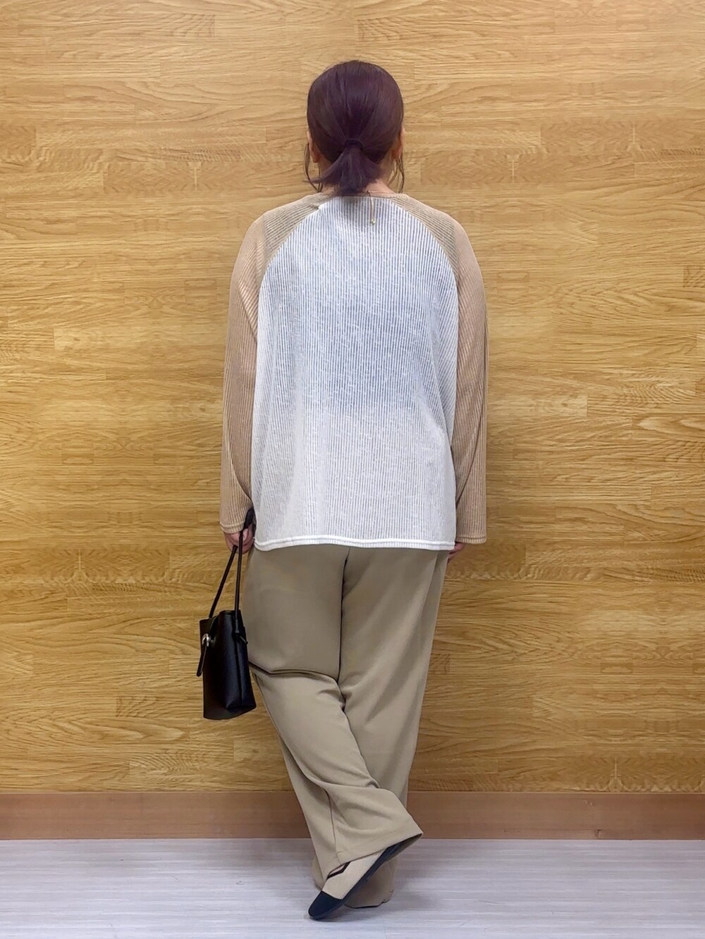 ベージュ系のTシャツ/カットソー、グレー系のその他パンツ、ブラック系のパンプスを着用したレディースの春コーディネートの3枚目の写真