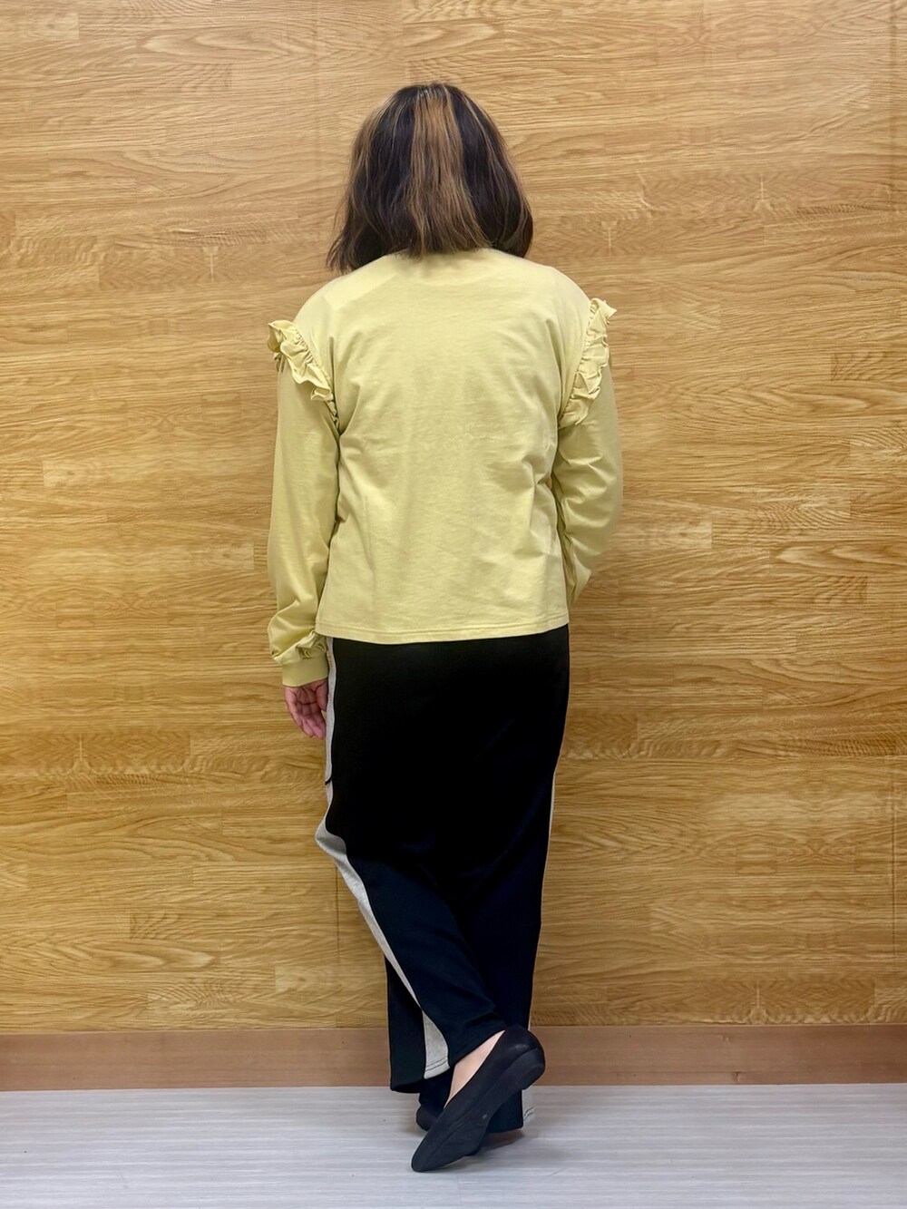 イエロー系のTシャツ/カットソー、ブラック系のその他パンツを着用したレディースの春コーディネートの3枚目の写真