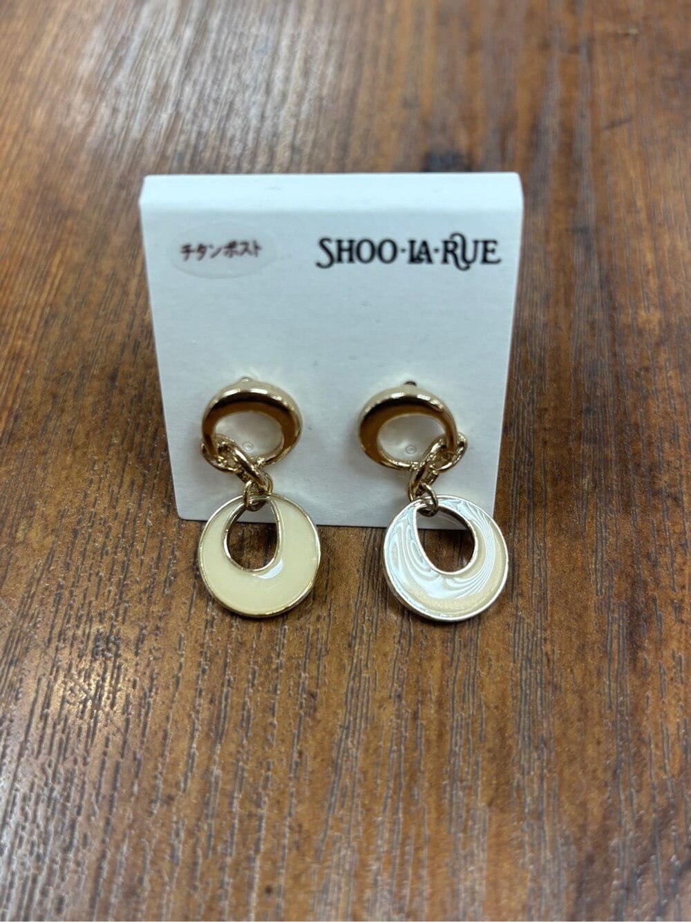 ゴールド系のピアス（両耳用）、ゴールド系のピアス（両耳用）、シルバー系のピアス（両耳用）を着用したレディースの春コーディネートの2枚目の写真