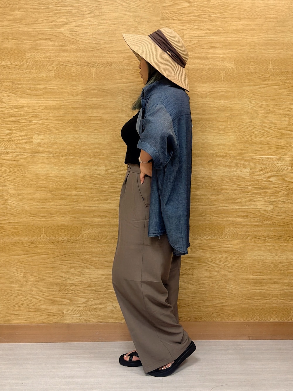 ブルー系のシャツ/ブラウス、ブラウン系のその他パンツ、ブラック系のネックレスを着用したレディースの夏コーディネートの2枚目の写真