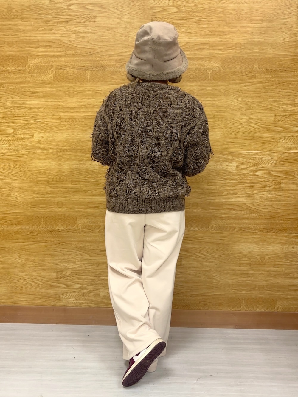 ブラウン系のその他パンツ、ブラウン系のニット/セーターを着用したレディースの冬コーディネートの2枚目の写真