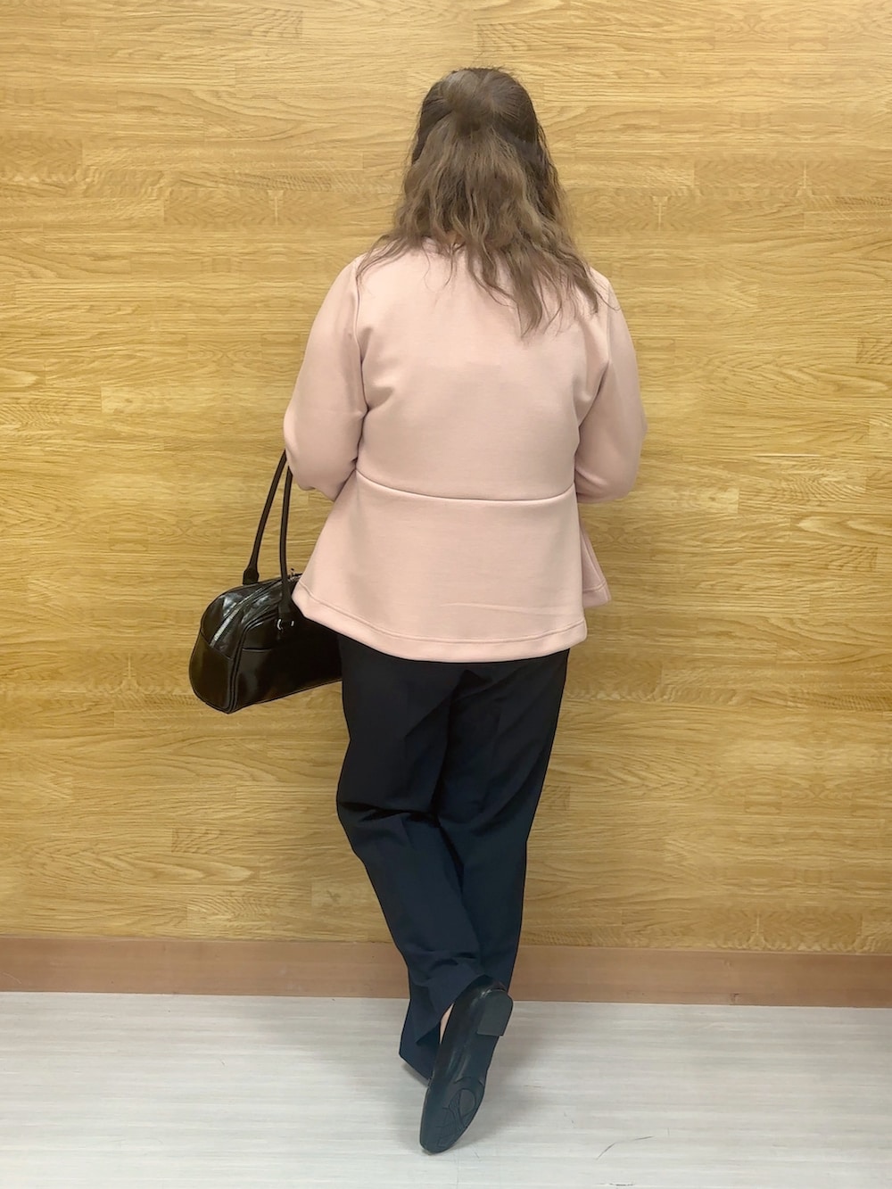 ピンク系のTシャツ/カットソー、ブルー系のその他パンツを着用したレディースの冬コーディネートの3枚目の写真