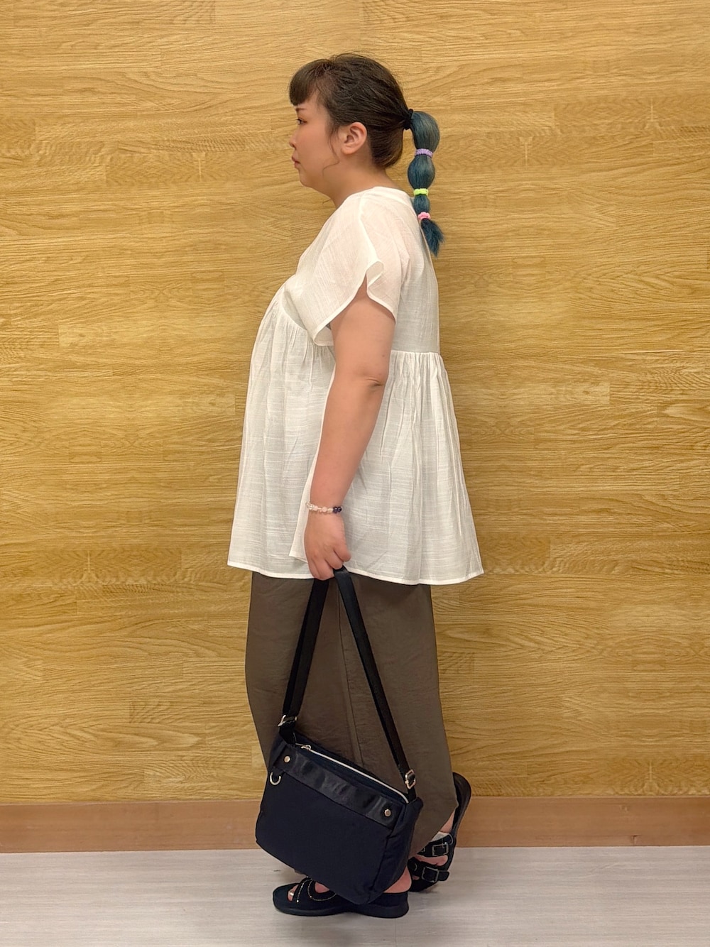 ホワイト系のシャツ/ブラウス、ゴールド系のタンクトップ、グリーン系のその他パンツを着用したレディースの夏コーディネートの2枚目の写真