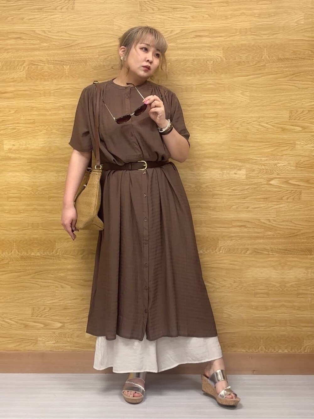 ブラウン系のワンピース、ベージュ系のその他パンツ、シルバー系のサンダルを着用したレディースの春コーディネートの2枚目の写真