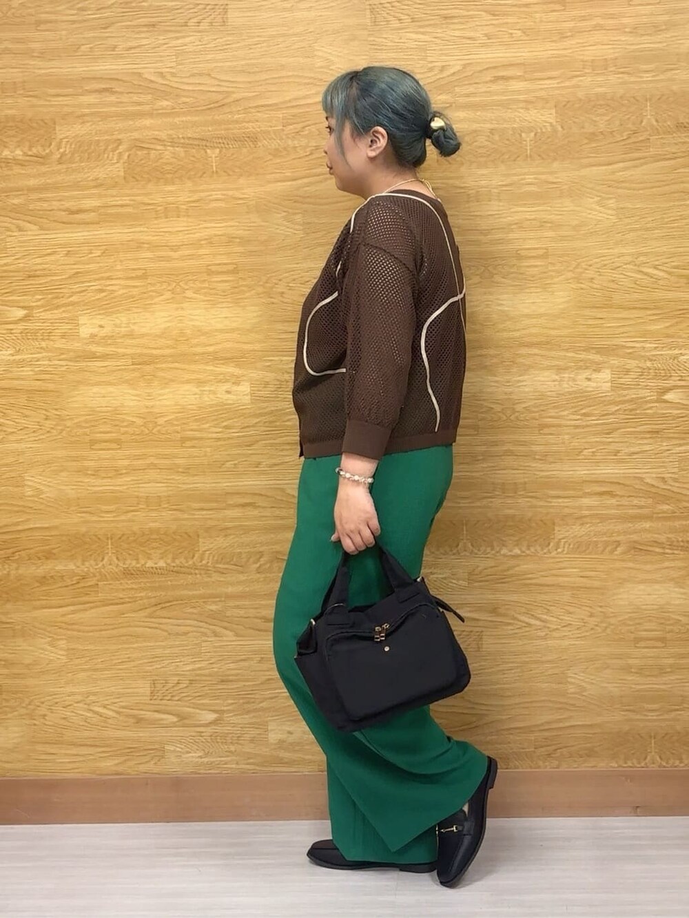 ブラウン系のカーディガン/ボレロ、グリーン系のその他パンツ、ブラック系のその他シューズを着用したレディースの夏コーディネートの2枚目の写真