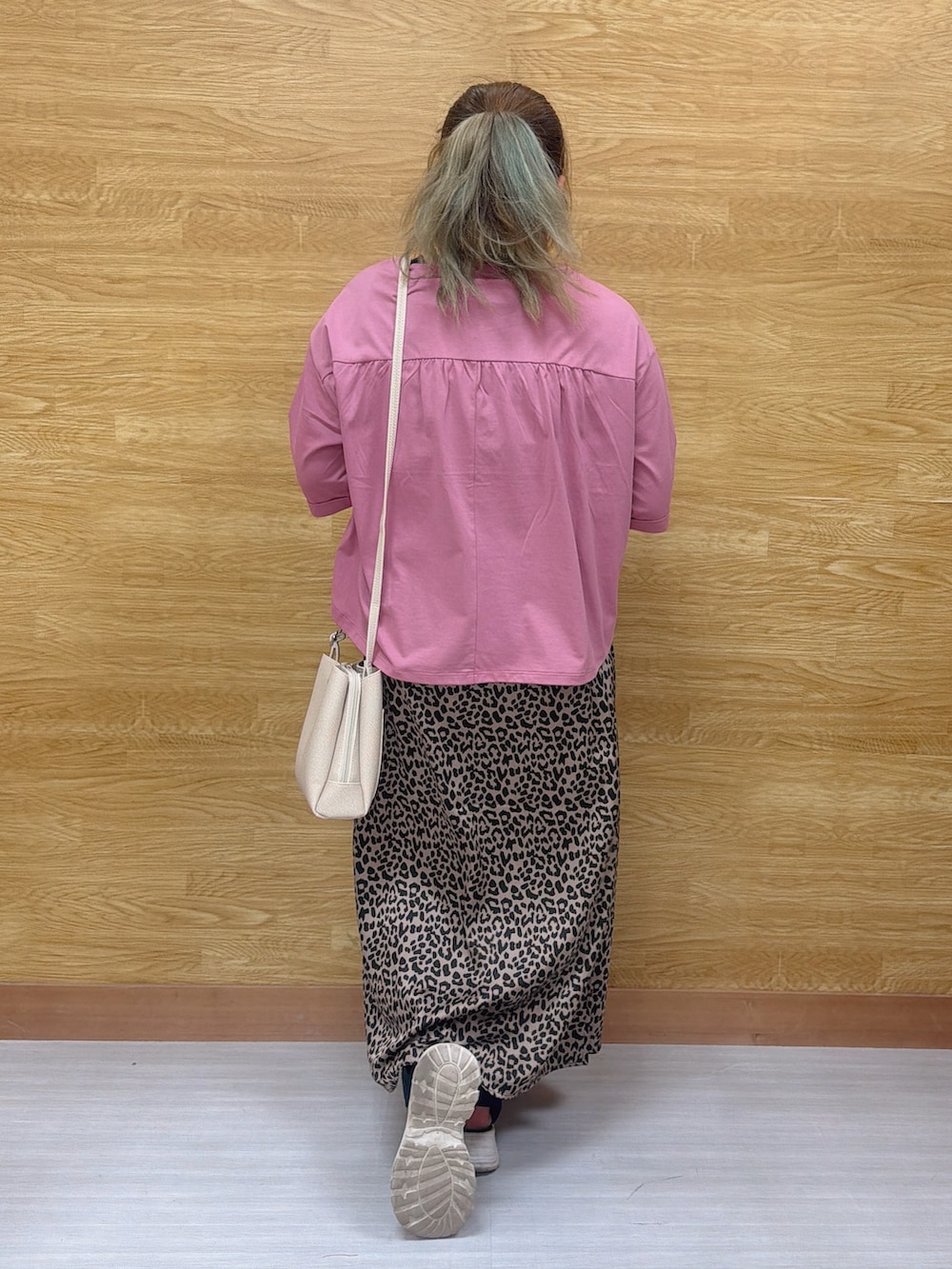 ピンク系のTシャツ/カットソー、ブラウン系のスカート、ホワイト系のショルダーバッグを着用したレディースの夏コーディネートの3枚目の写真