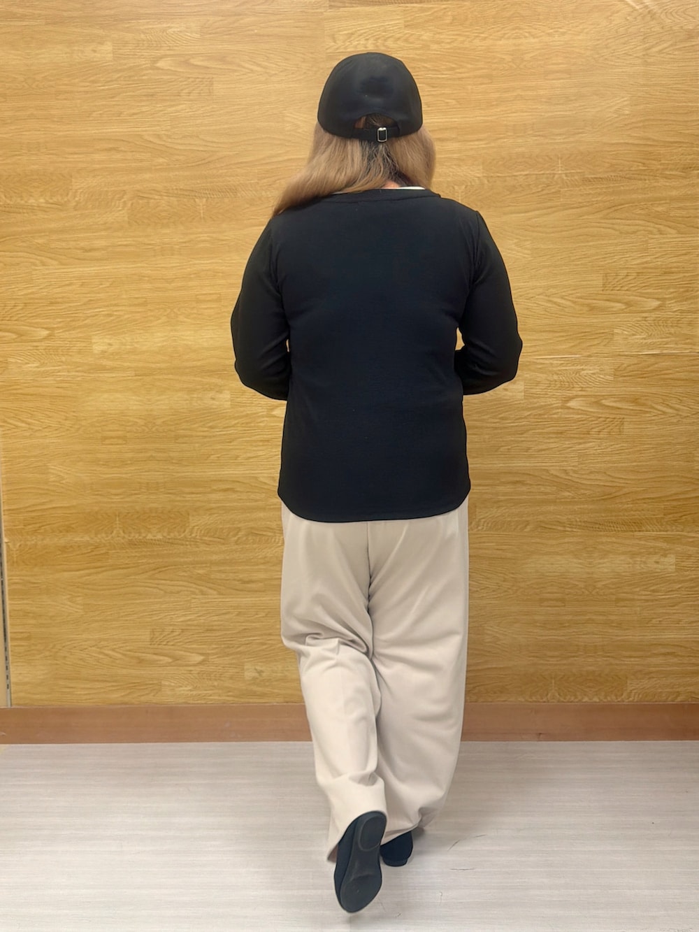 ブラック系のTシャツ/カットソー、ベージュ系のその他パンツを着用したレディースの春コーディネートの2枚目の写真