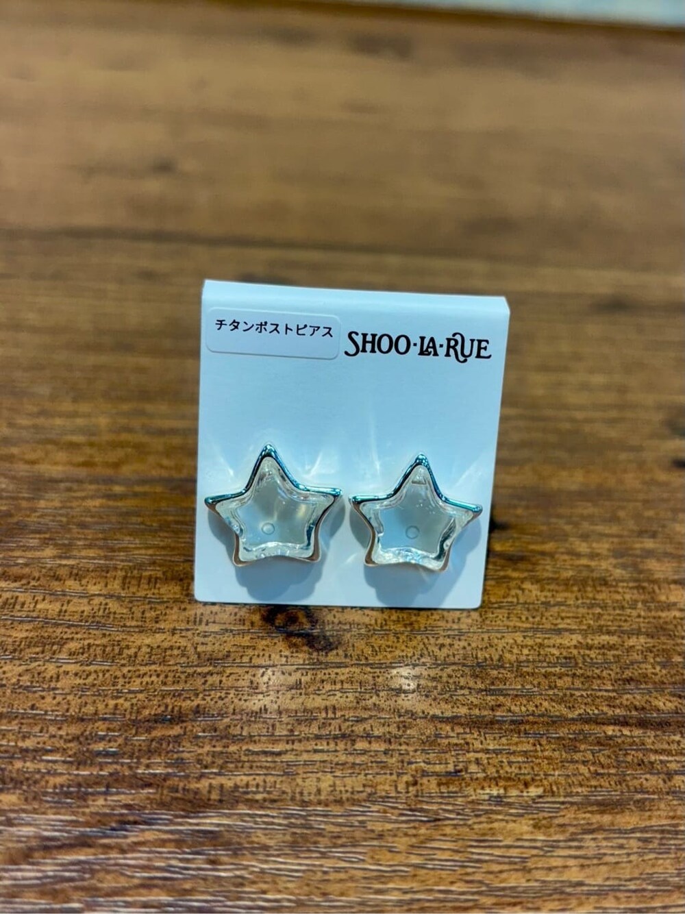 ブラック系のピアス（両耳用）、ゴールド系のピアス（両耳用）、シルバー系のピアス（両耳用）を着用したレディースの夏コーディネートの4枚目の写真