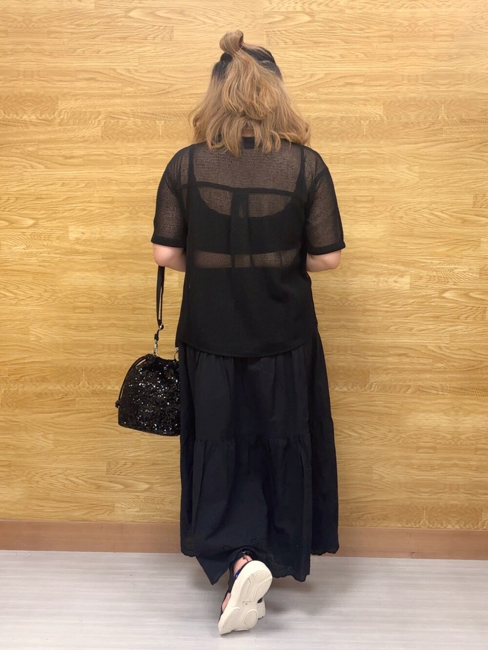 ブラック系のスカート、ブラック系のTシャツ/カットソーを着用したレディースの夏コーディネートの2枚目の写真