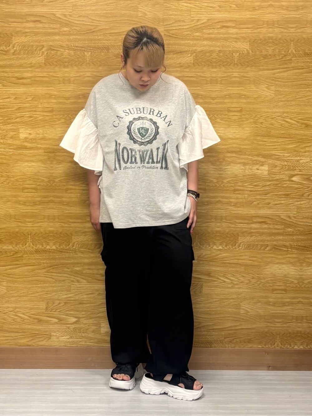 グレー系のTシャツ/カットソー、ブラック系のその他パンツ、ブラック系のショルダーバッグを着用したレディースの夏コーディネートの2枚目の写真