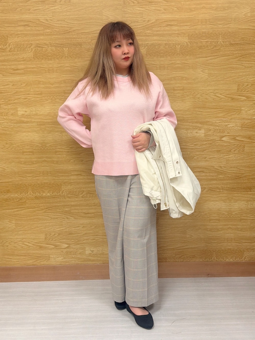 ブルー系のその他パンツ、ピンク系のニット/セーター、ホワイト系のブルゾンを着用したレディースの春コーディネートの2枚目の写真