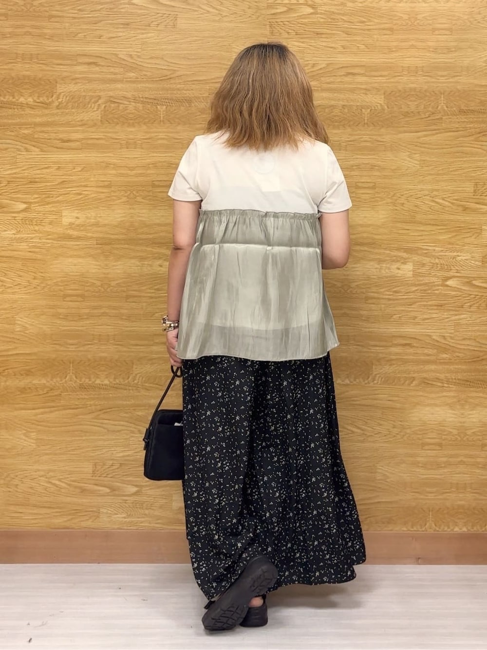 グリーン系のTシャツ/カットソー、ブラック系のその他パンツ、ブラック系のサンダルを着用したレディースの夏コーディネートの3枚目の写真