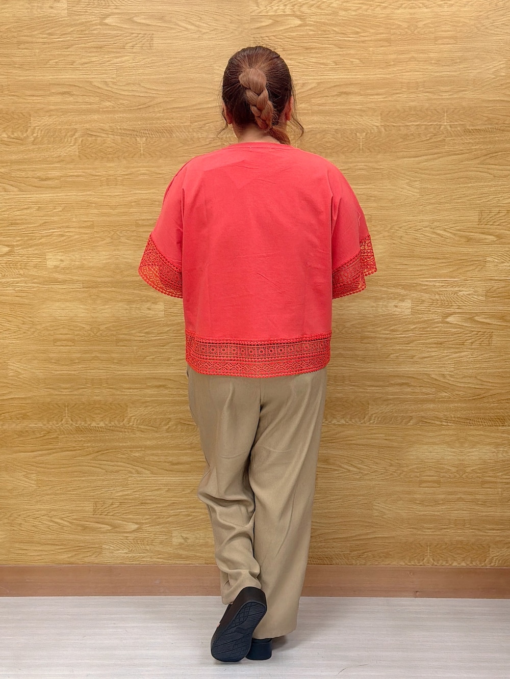 ベージュ系のその他パンツ、ブラック系のテーラードジャケット、オレンジ系のTシャツ/カットソーを着用したレディースの春コーディネートの3枚目の写真