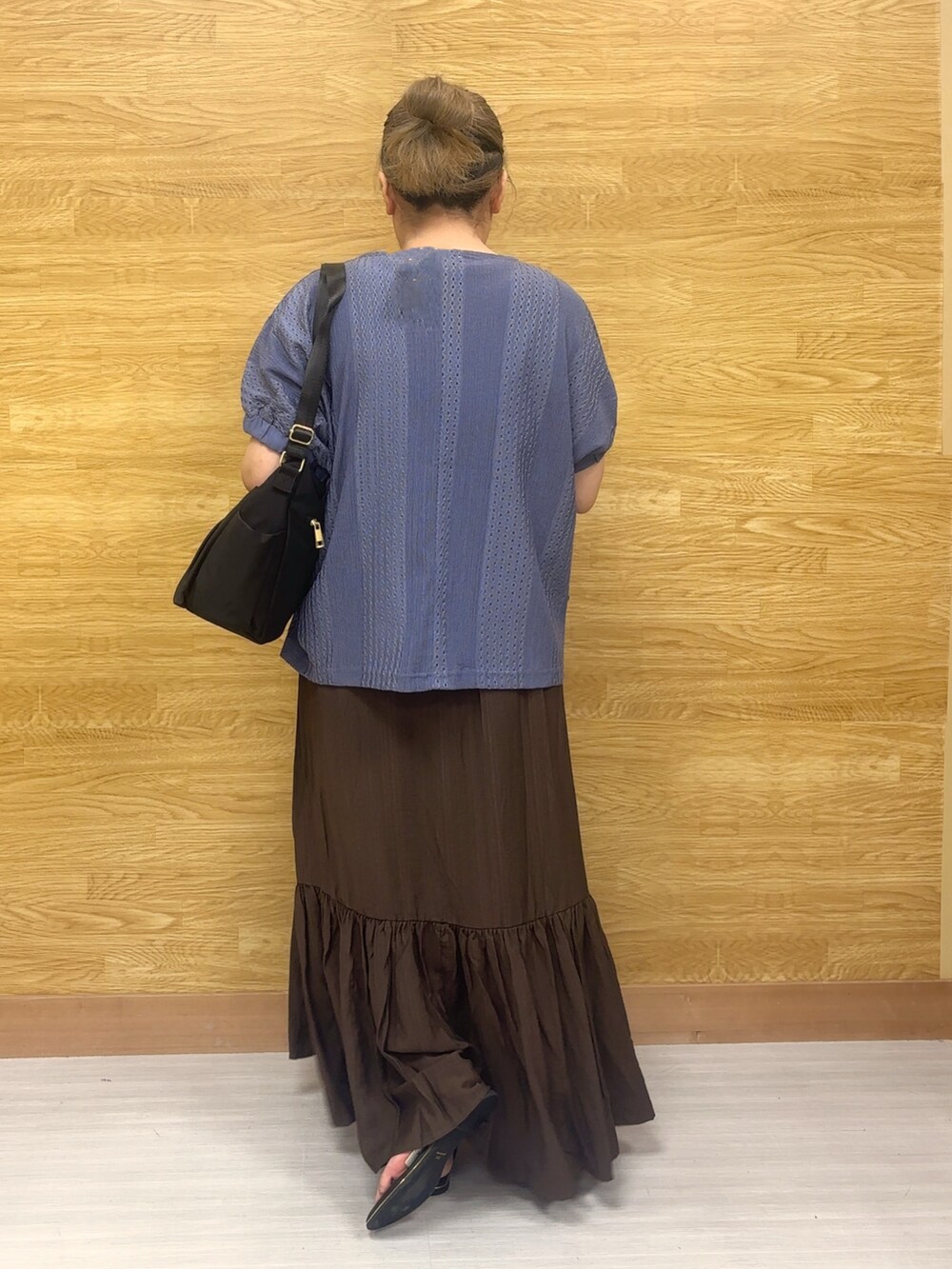 ブラック系のスカート、ブルー系のシャツ/ブラウスを着用したレディースの夏コーディネートの2枚目の写真