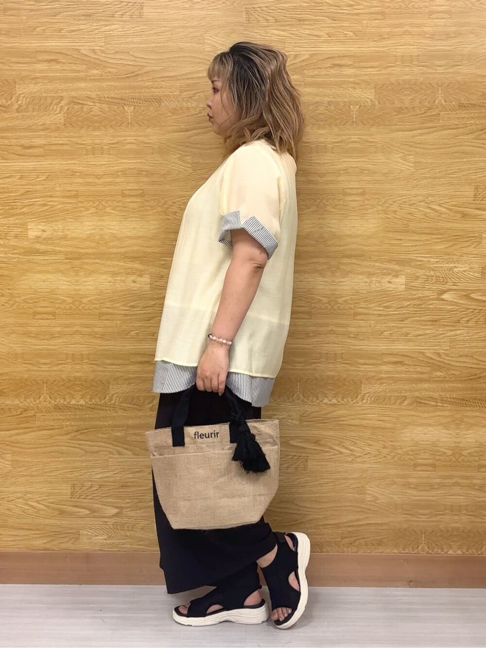 イエロー系のTシャツ/カットソー、ブラック系のその他パンツ、ブラック系のサンダルを着用したレディースの夏コーディネートの2枚目の写真