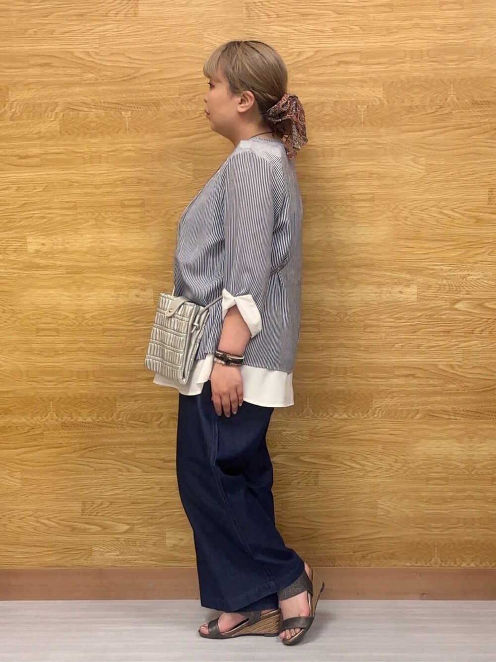 ブルー系のTシャツ/カットソー、ブルー系のその他パンツ、その他のサンダルを着用したレディースの春コーディネートの2枚目の写真