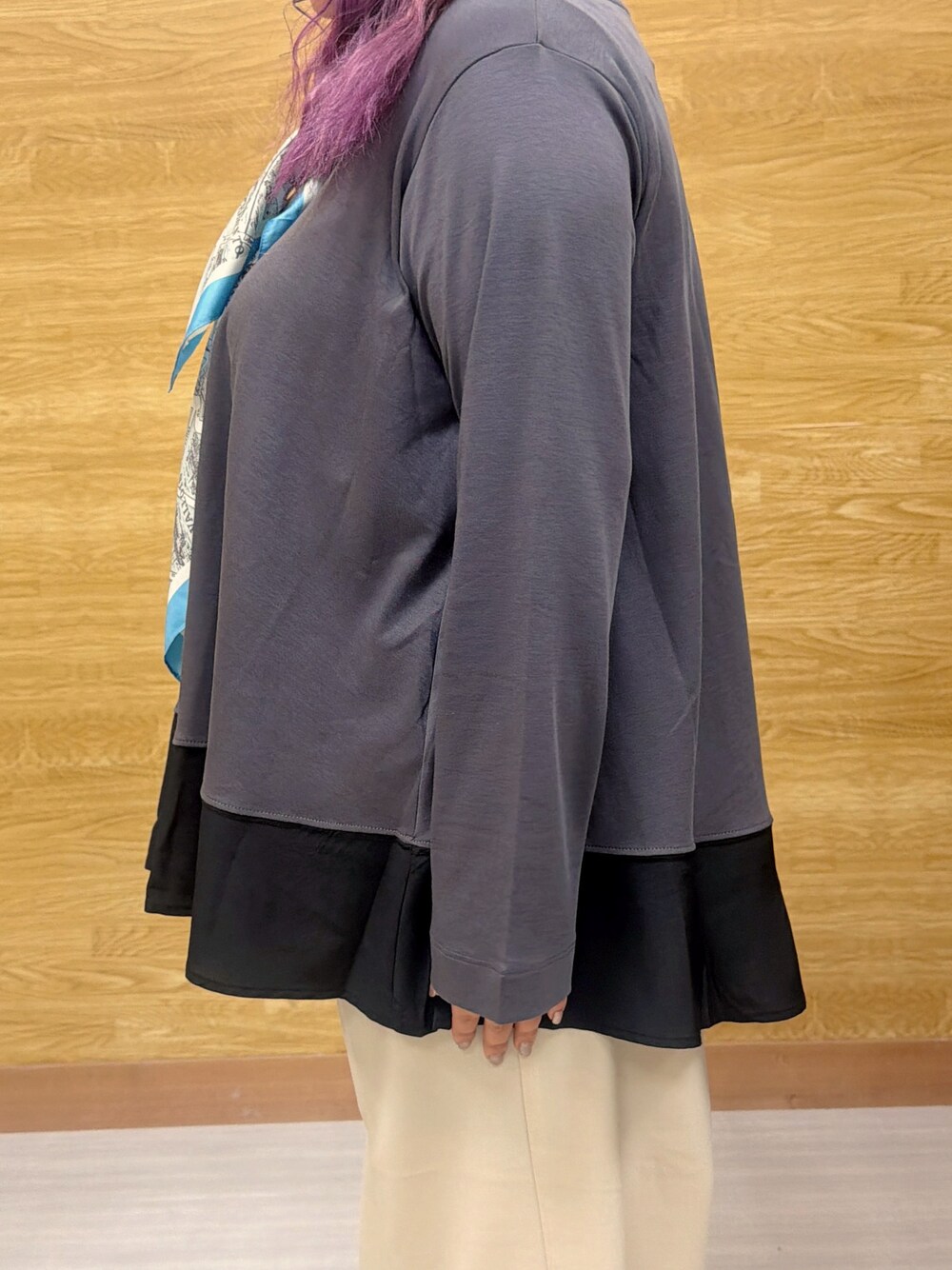グレー系のTシャツ/カットソー、グリーン系のその他パンツ、ブラック系のスニーカーを着用したレディースの秋コーディネートの5枚目の写真