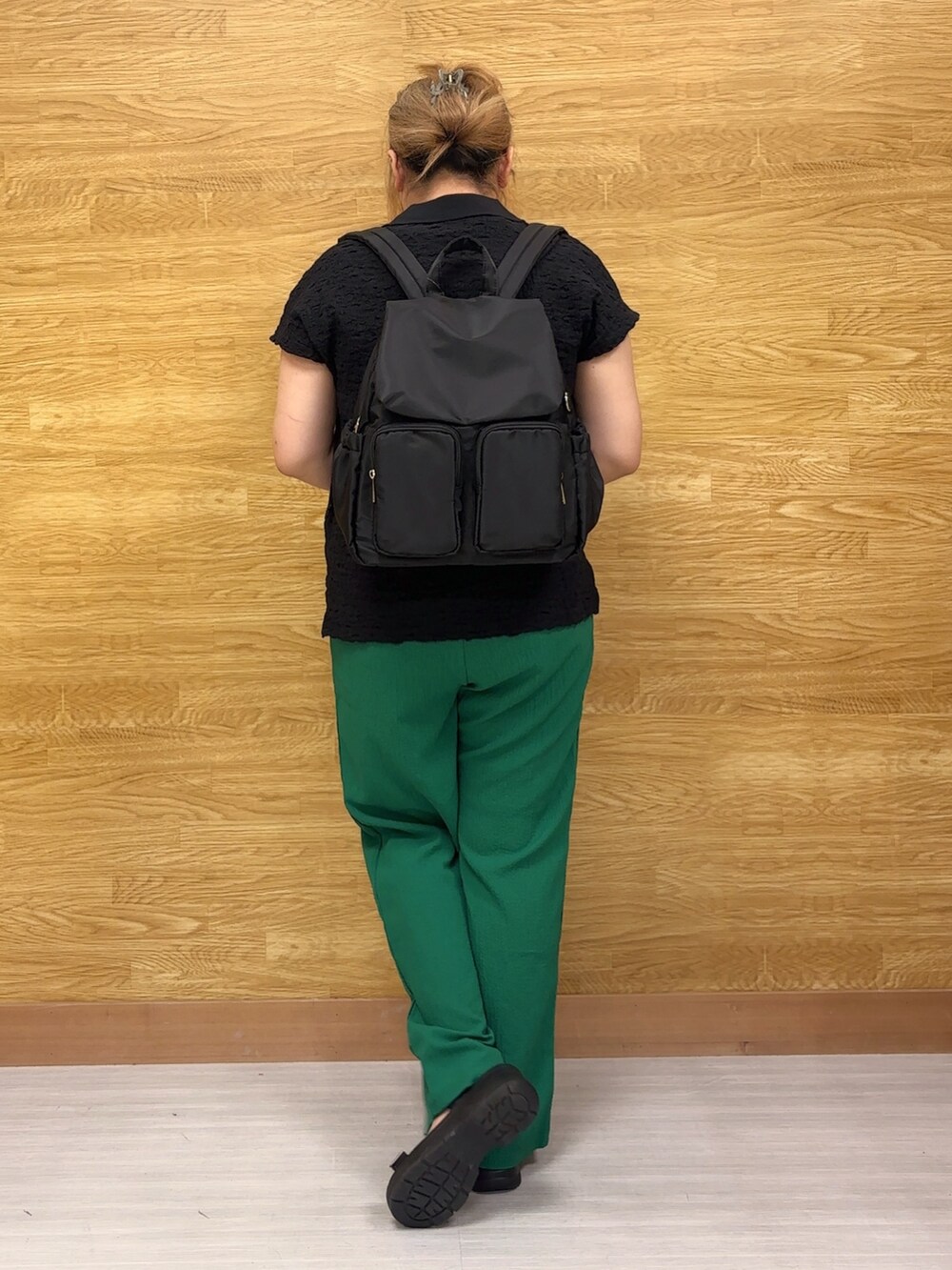 グリーン系のその他パンツ、ブラック系のTシャツ/カットソーを着用したレディースの夏コーディネートの3枚目の写真