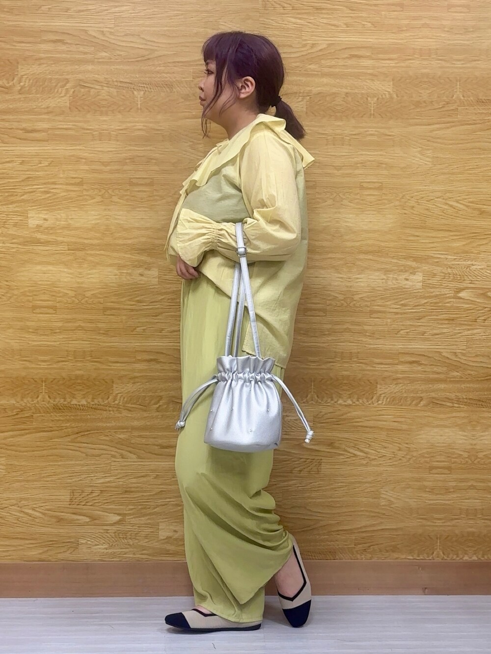 イエロー系のシャツ/ブラウスを着用したレディースの春コーディネートの2枚目の写真