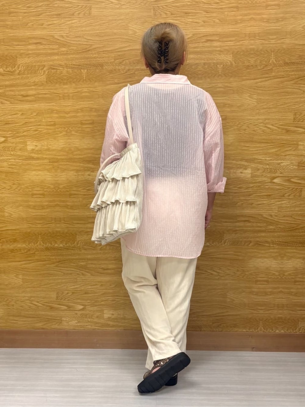 ピンク系のシャツ/ブラウス、ホワイト系のその他パンツ、その他のサンダルを着用したレディースの春コーディネートの3枚目の写真