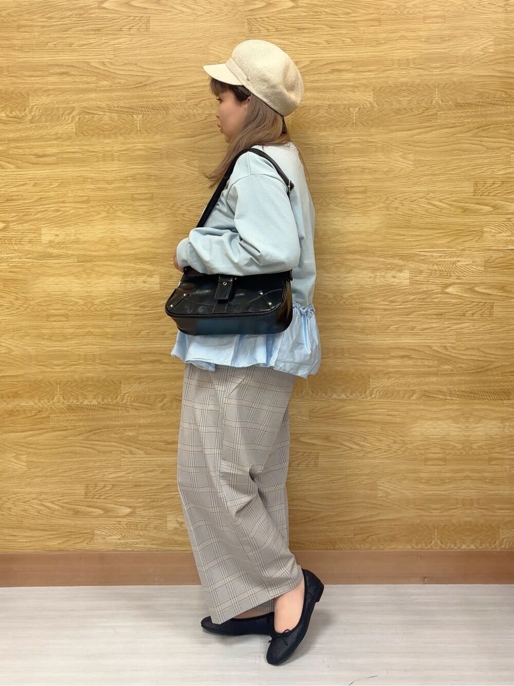 ブルー系のスウェット、ブルー系のその他パンツ、ブラック系のその他シューズを着用したレディースの冬コーディネートの2枚目の写真