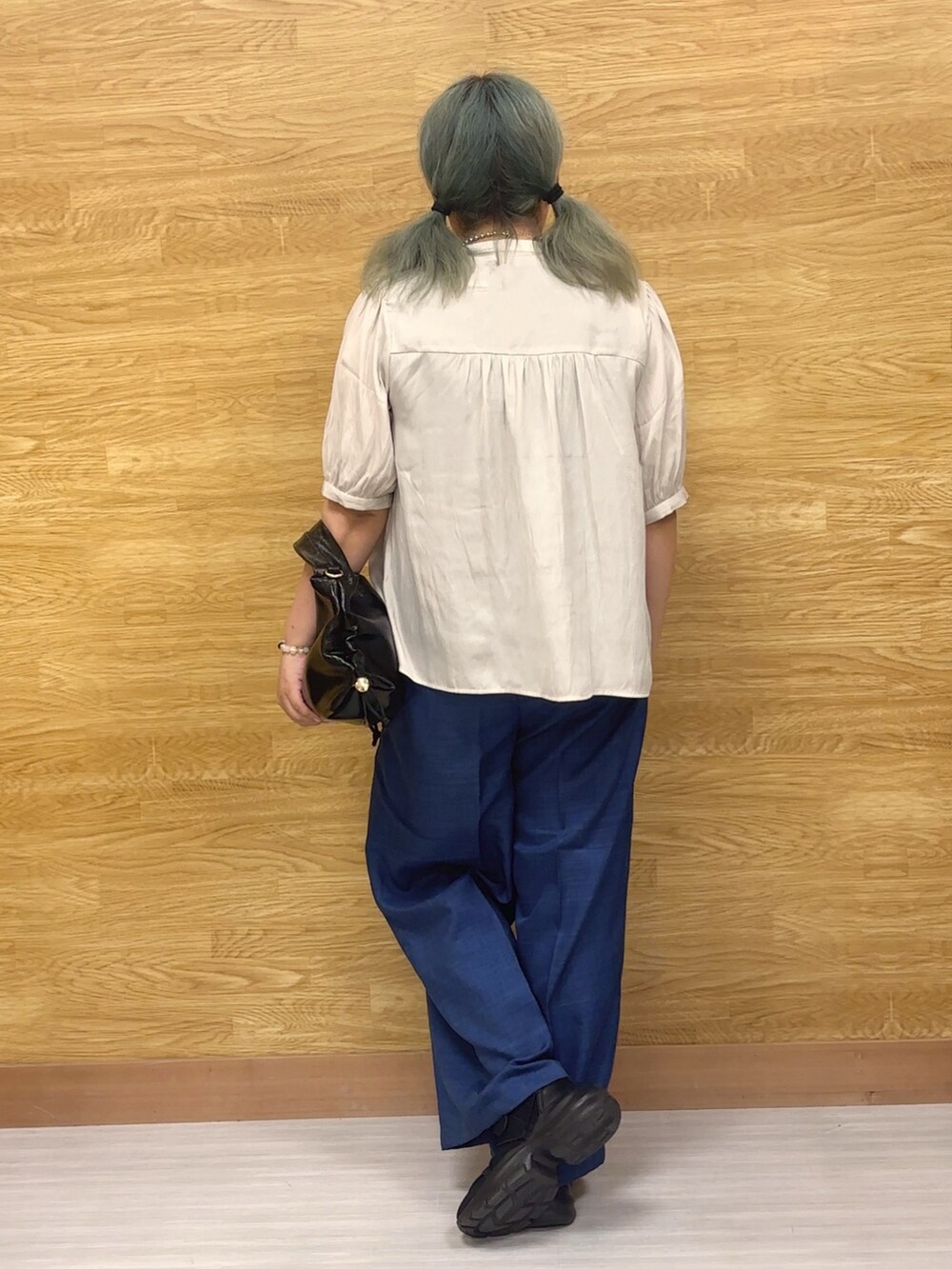 ベージュ系のシャツ/ブラウス、ブルー系のその他パンツを着用したレディースの秋コーディネートの2枚目の写真