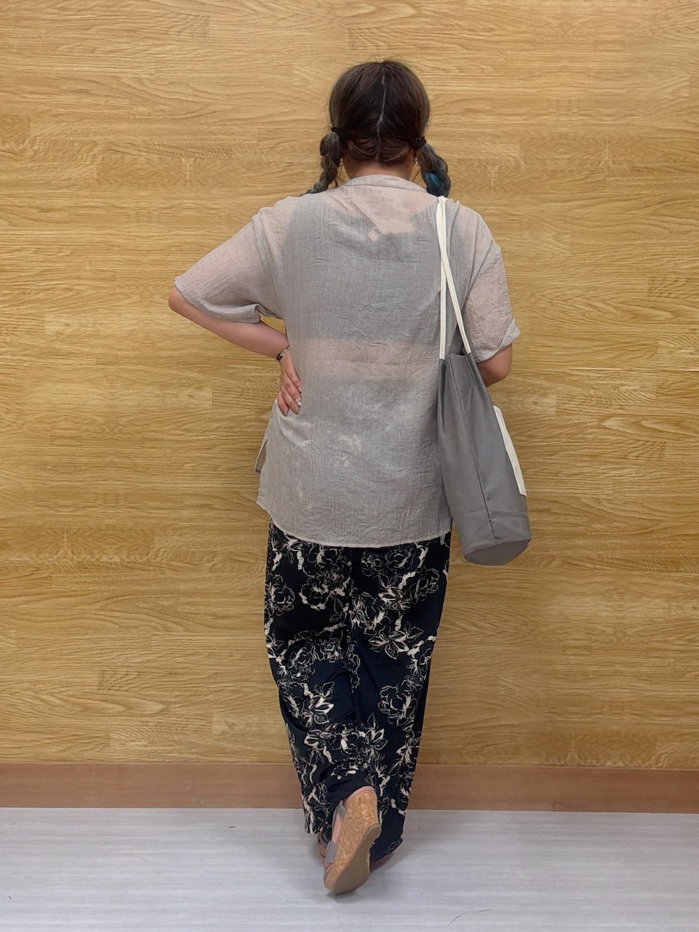 ベージュ系のシャツ/ブラウス、ブラック系のその他パンツ、ブラウン系のサンダルを着用したレディースの夏コーディネートの3枚目の写真