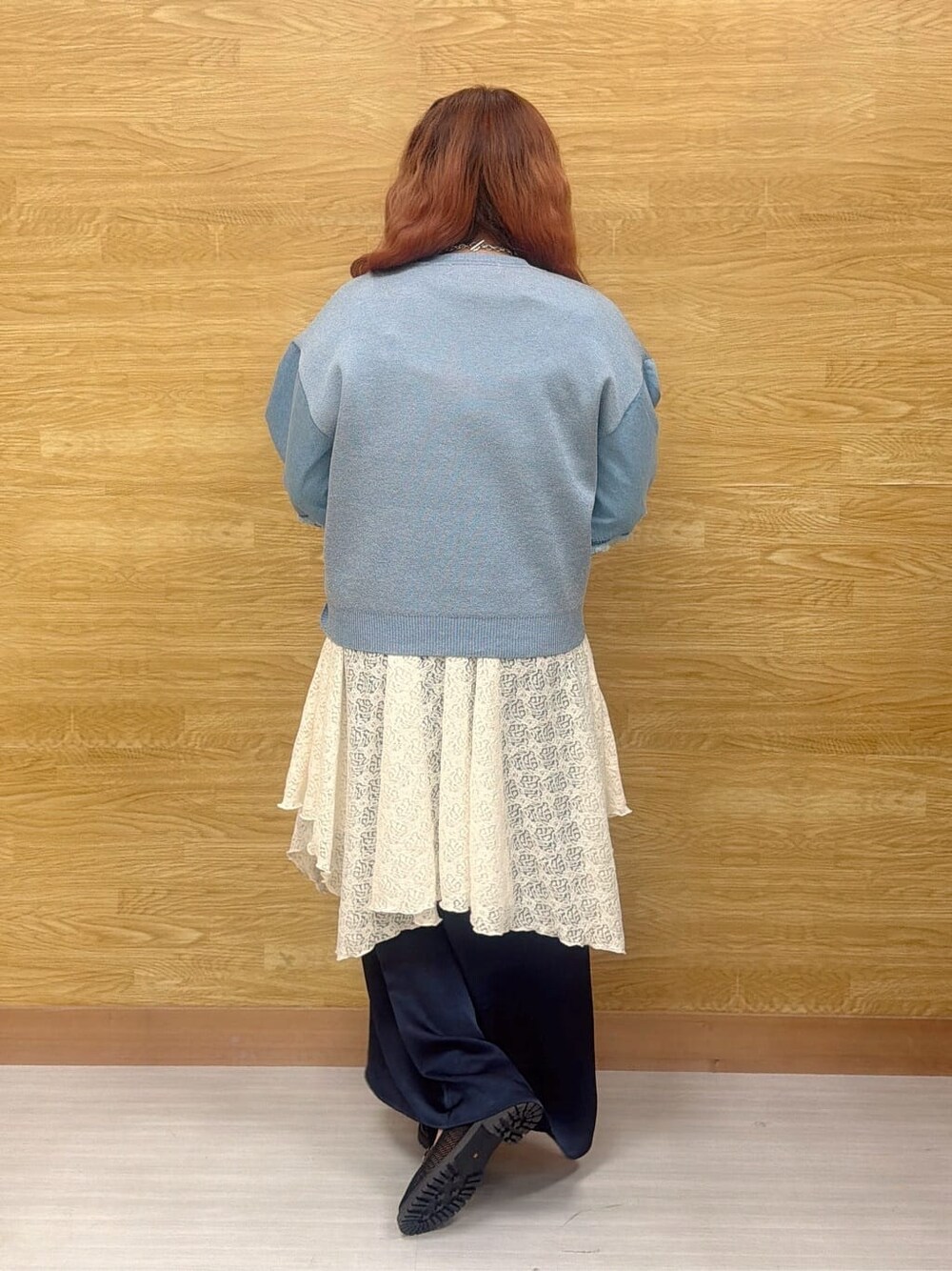 ブルー系のニット/セーター、ホワイト系のチュニック、ブルー系のスカートを着用したレディースの春コーディネートの3枚目の写真