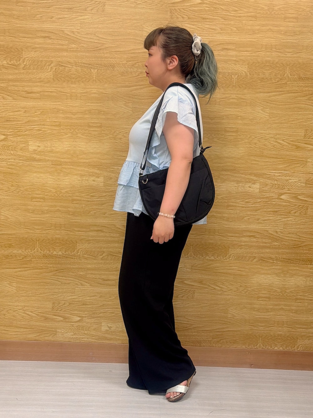ブルー系のTシャツ/カットソー、ブラック系のその他パンツ、シルバー系のサンダルを着用したレディースの夏コーディネートの2枚目の写真