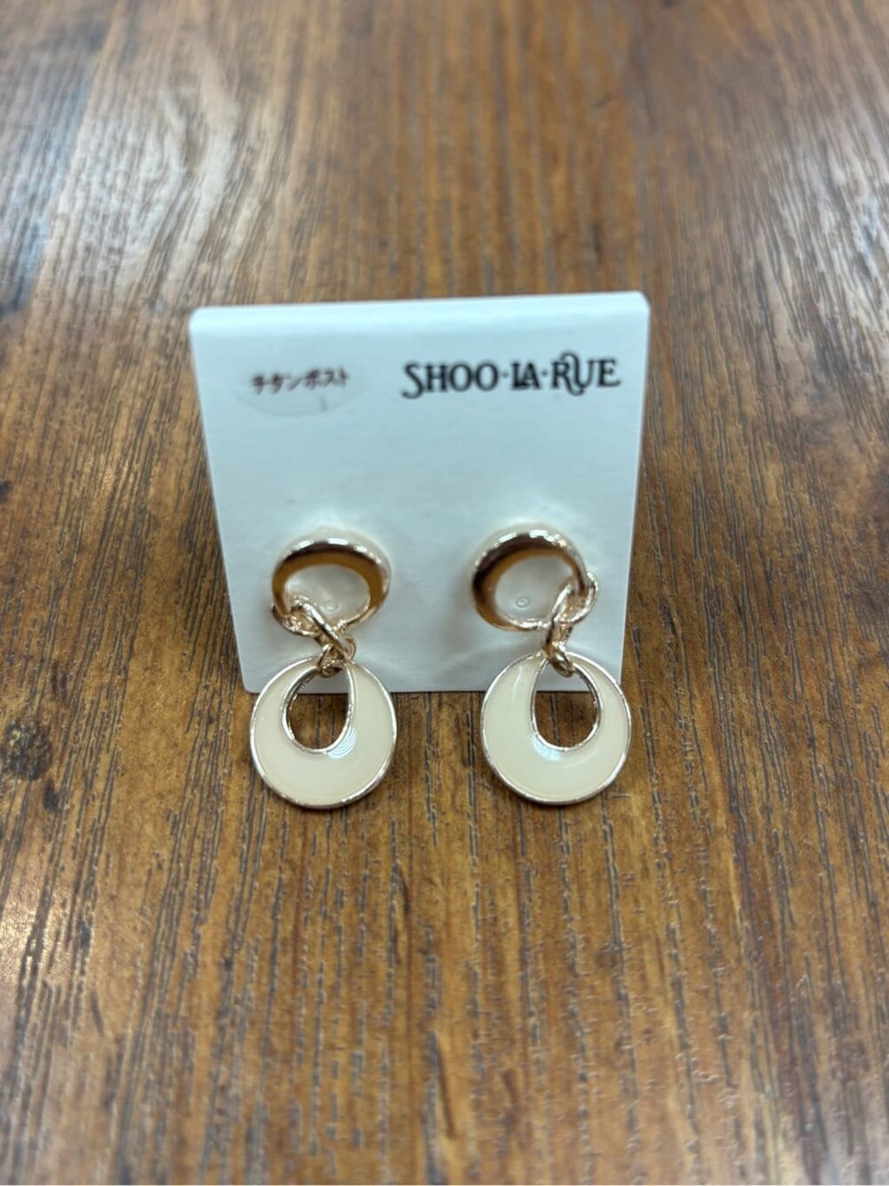 ゴールド系のピアス（両耳用）、ゴールド系のピアス（両耳用）、シルバー系のピアス（両耳用）を着用したレディースの春コーディネートの3枚目の写真