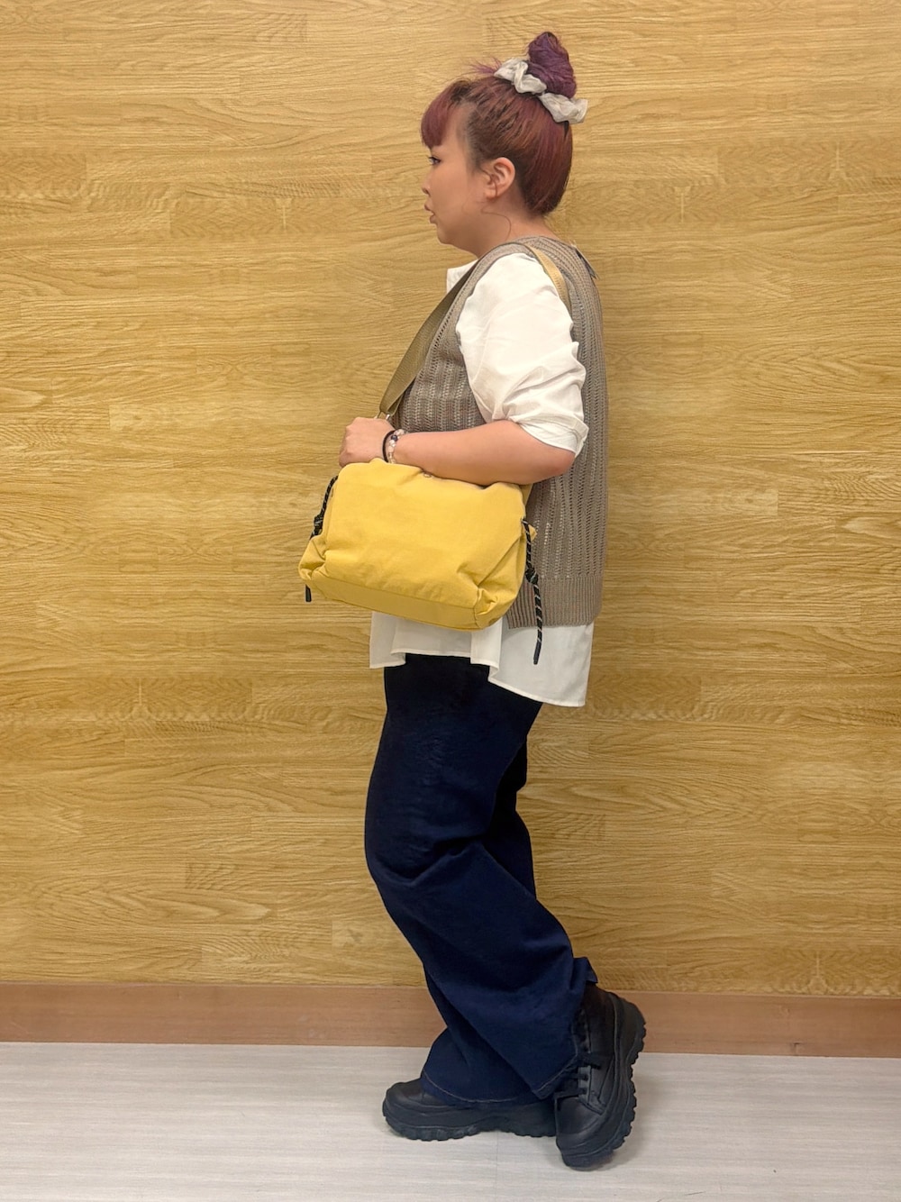 ブルー系のデニムパンツ、イエロー系のショルダーバッグを着用したレディースの秋コーディネートの2枚目の写真