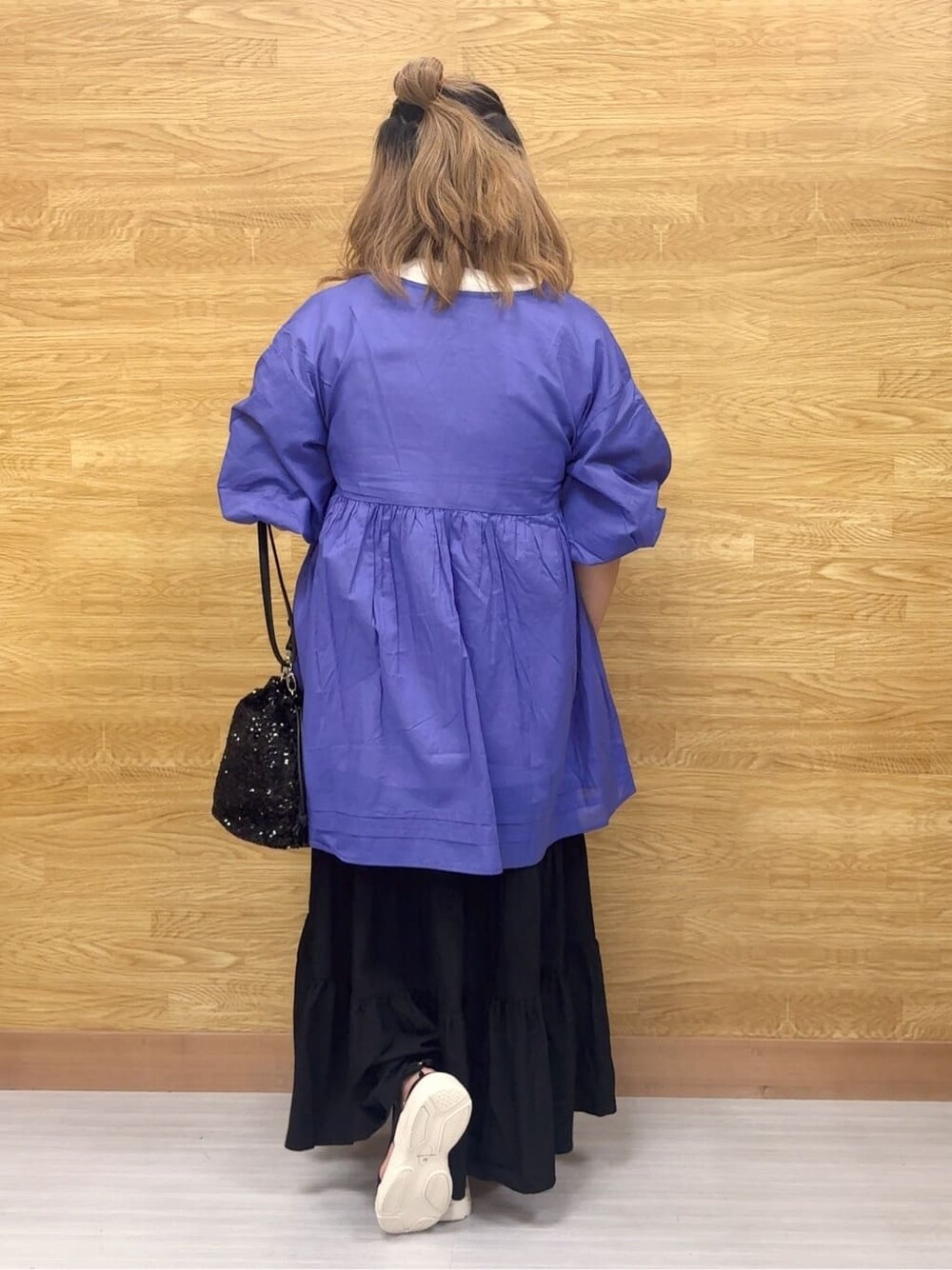 ブルー系のシャツ/ブラウス、ホワイト系のTシャツ/カットソー、ブラック系のスカートを着用したレディースの夏コーディネートの3枚目の写真