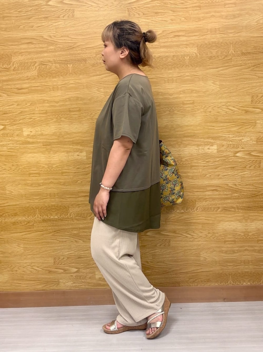 グリーン系のチュニック、ベージュ系のその他パンツ、シルバー系のサンダルを着用したレディースの夏コーディネートの3枚目の写真