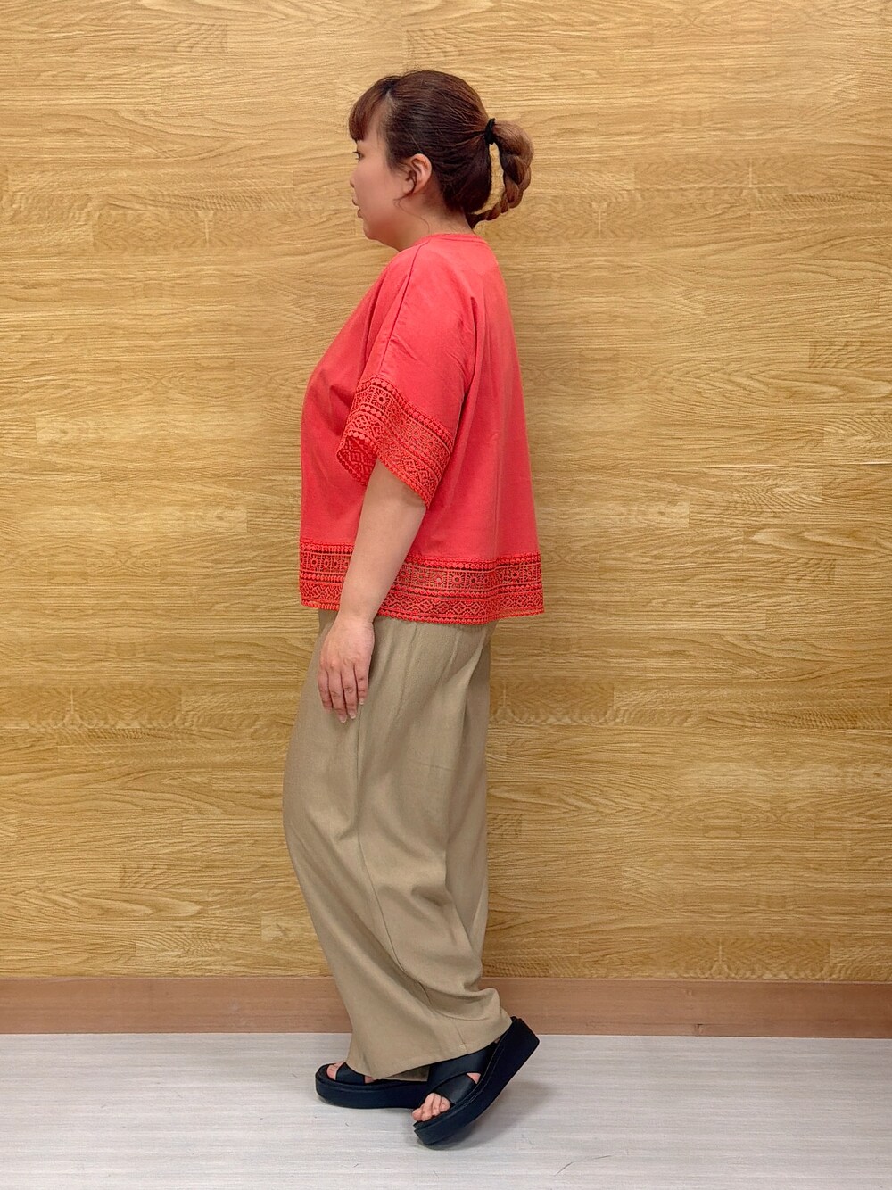ベージュ系のその他パンツ、ブラック系のテーラードジャケット、オレンジ系のTシャツ/カットソーを着用したレディースの春コーディネートの2枚目の写真