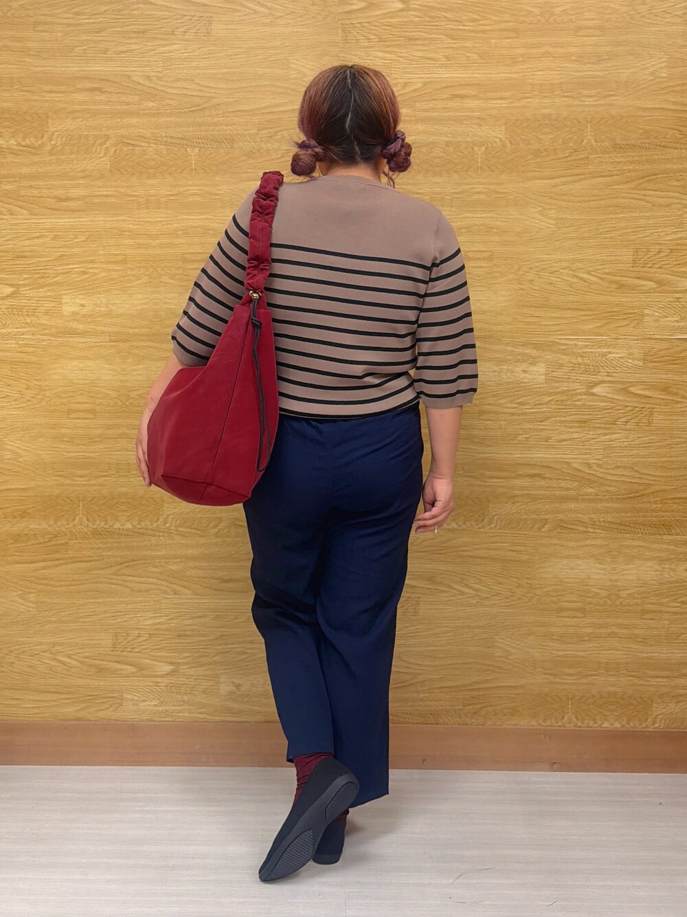 ブラウン系のニット/セーター、ブルー系のその他パンツ、ブラック系のパンプスを着用したレディースの秋コーディネートの3枚目の写真