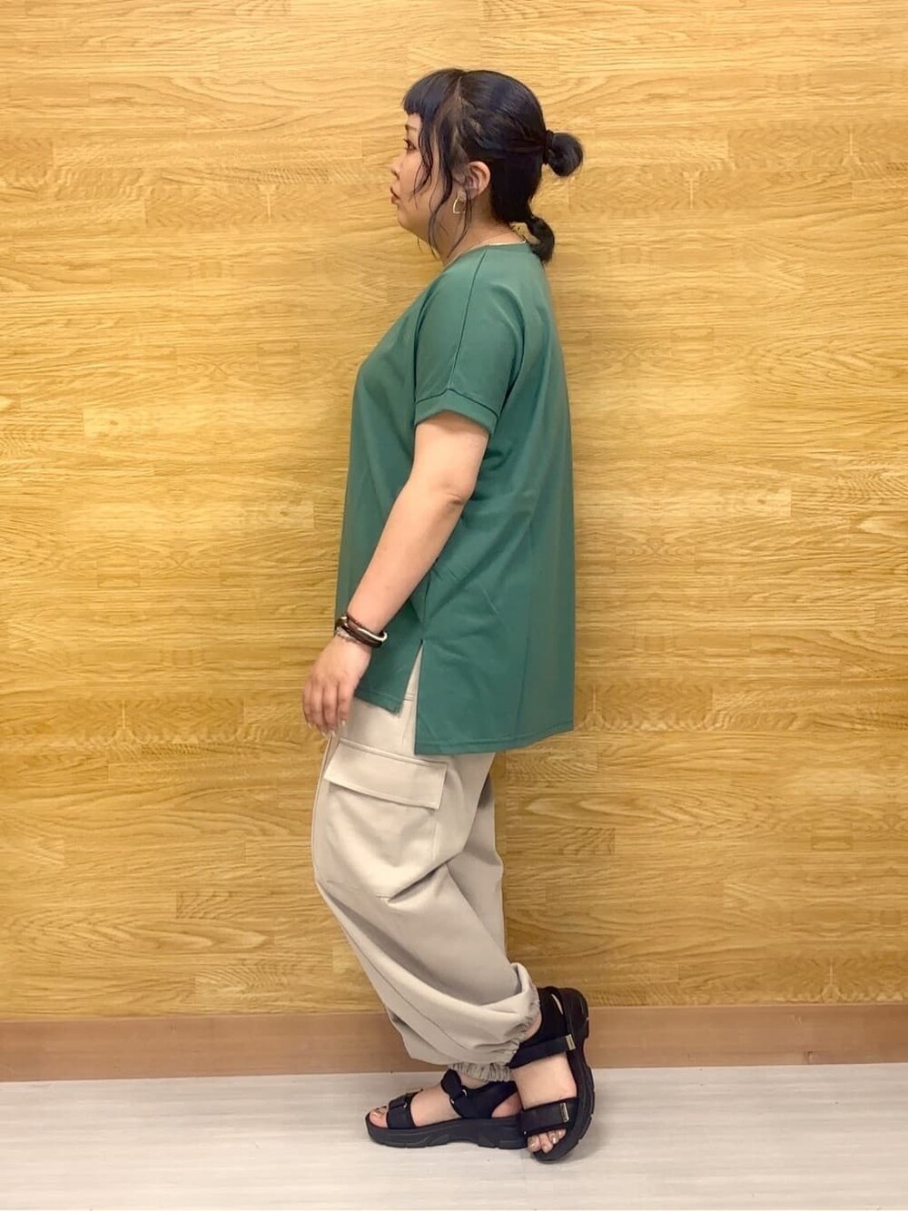 グリーン系のTシャツ/カットソー、ベージュ系のその他パンツ、ホワイト系のネックレスを着用したレディースの夏コーディネートの2枚目の写真