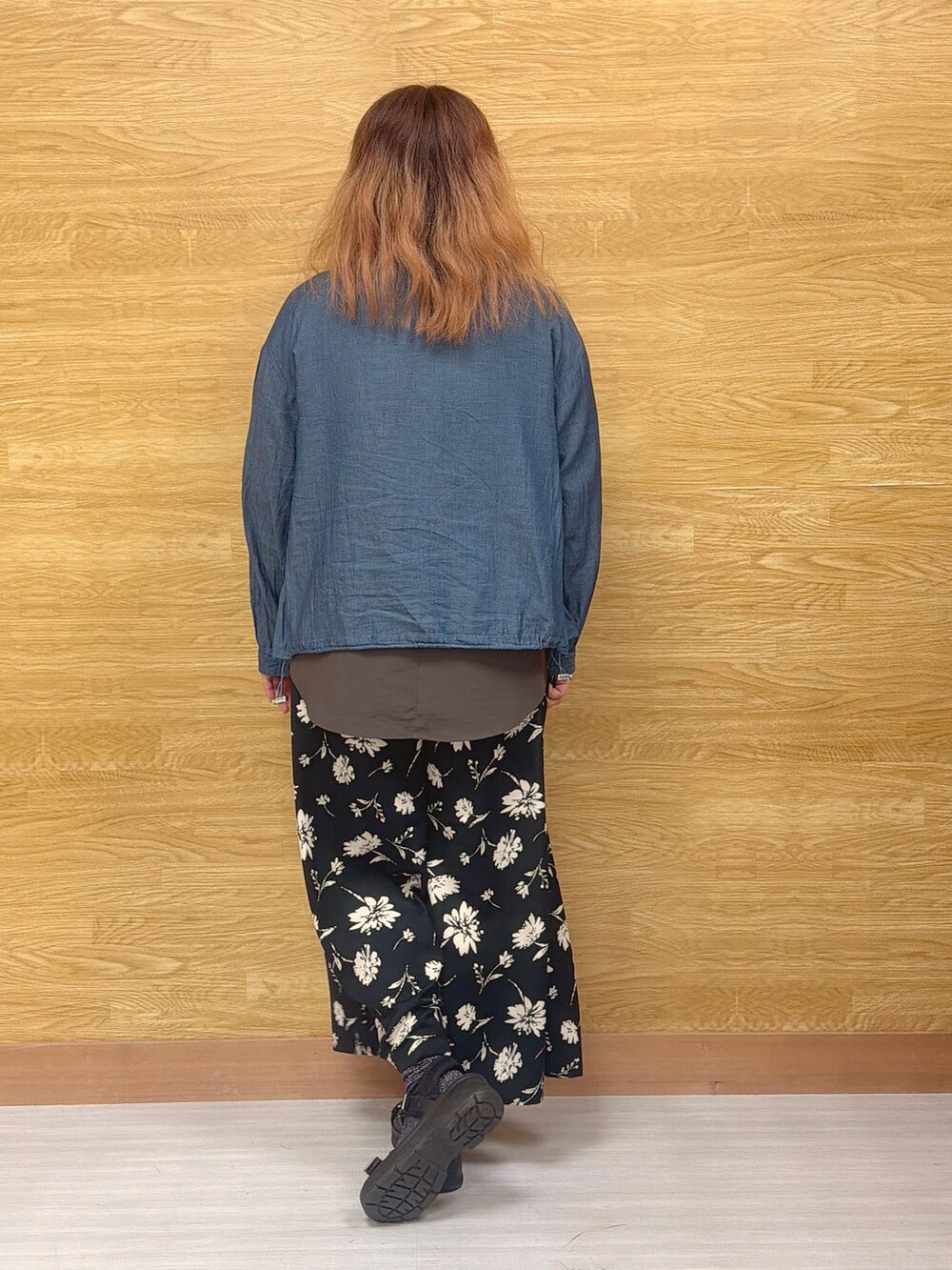 ブルー系のデニムジャケット、ブラウン系のシャツ/ブラウス、ブラック系のその他パンツを着用したレディースの春コーディネートの3枚目の写真