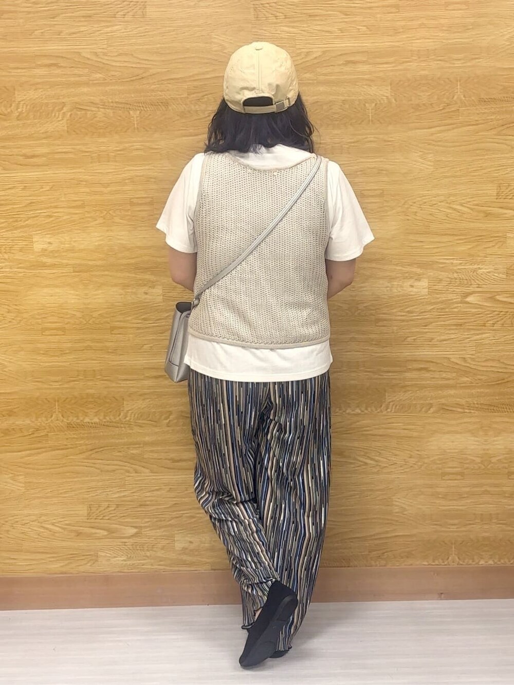 ブルー系のその他パンツ、ブラック系のパンプス、シルバー系のショルダーバッグを着用したレディースの夏コーディネートの3枚目の写真