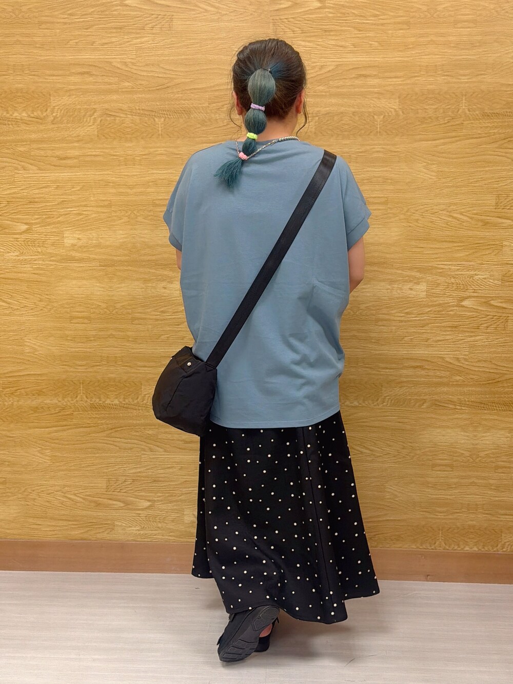 ブルー系のTシャツ/カットソー、ブラック系のスカート、ブラック系のサンダルを着用したレディースの夏コーディネートの3枚目の写真