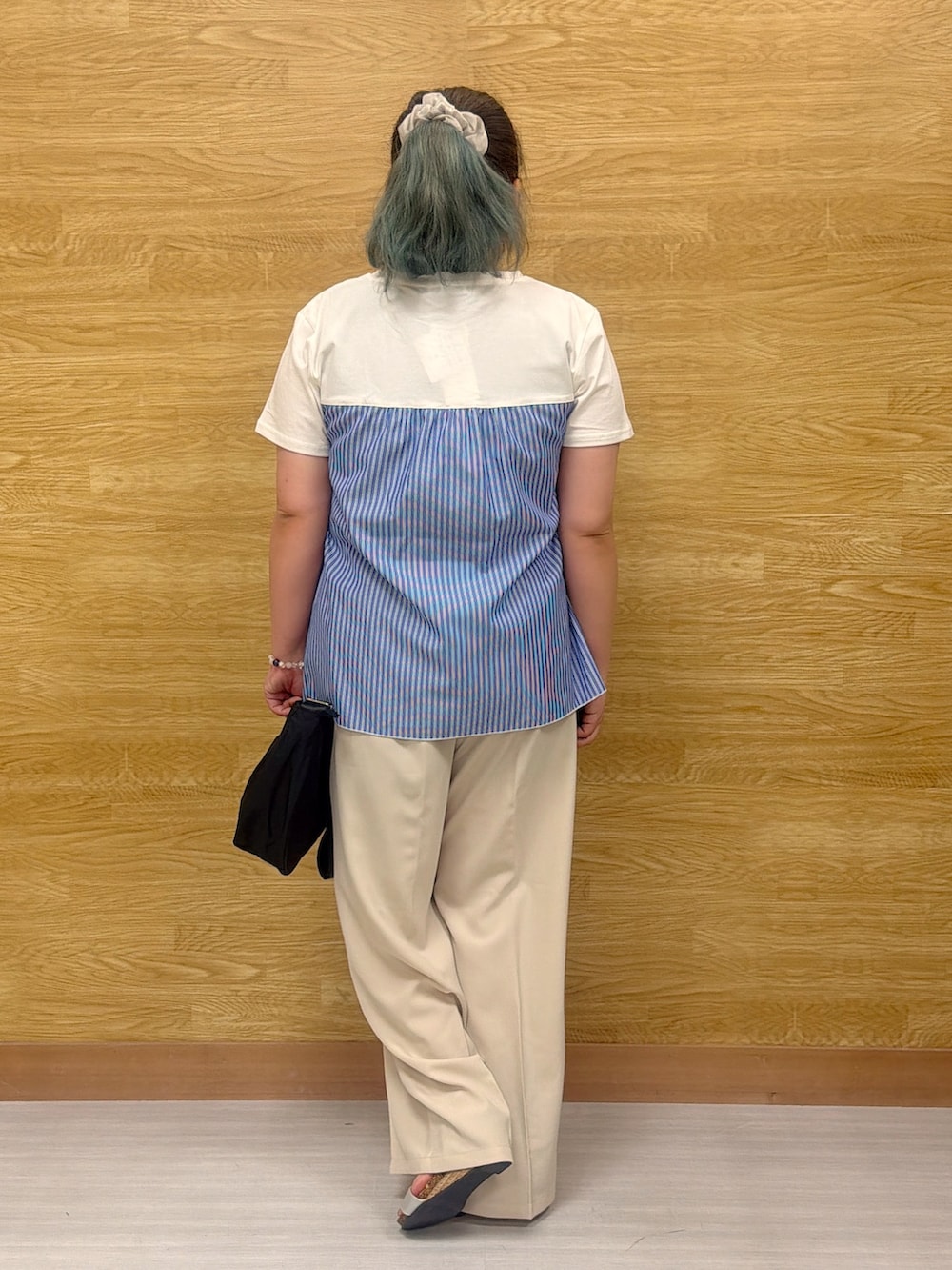 ブルー系のTシャツ/カットソー、ベージュ系のその他パンツ、シルバー系のサンダルを着用したレディースの夏コーディネートの3枚目の写真